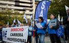 Miembros de SAE concentrados frente al Parlamento foral.
