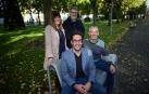 Felipe Nitsche (sentado, en primer término), rodeado de tres profesores (de izq. a dcha.): Beatriz Soret, Francisco Falcone e Inazio Irigoien