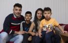 Víctor Tamayo y Diana Barreneche con sus hijos Jeremy, entre ambos, y Thiago, con su madre.