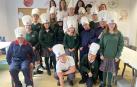 Los alumnos del ciclo de Formación Profesional Especial de Auxiliar en Alojamiento y Lavandería de Jesuitinas junto a sus profesoras y el chef del Alhambra Javier Díaz.