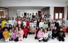 Para trabajar en clase las diferentes actividades que se desarrollaron basadas en el cartel de Riberix, los alumnos participantes adoptaron el peculiar gentilicio de ‘Fusti-Galos’, haciendo un guiño a los cómics de Astérix y Obélix. En la foto, los alumnos posan con el cartel dedicado a la Fiesta de las Nueces de Fustiñana y con el diploma que recibieron por parte del grupo de creadores anónimos de Riberix