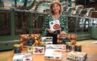 Su gerente, Arantxa Oquiñena, con los productos de Casa Eceiza en la rotativa de Diario de Navarra