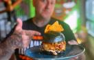 Xabi Aldaz, con la hamburguesa BRUTALIZER XX5