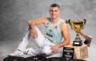 Iker Vicente con las txapelas y trofeos de los campeonatos que ganó en 2024.