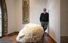 El artista madrileño Javier Viver posa con la cabeza de sal que puede contemplarse en el expacio expositivo del Colegio Mayor Belagua (UN)