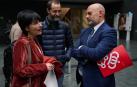 La portavoz parlamentaria de EH Bildu, Laura Aznal, y el consejero de Economía, el socialista José Luis Arasti, conversan en el atrio del Parlamento, en un día en el que la Cámara celebra sesión plenaria