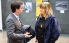 Los consejeros de Geroa Bai de Industria y Euskera, Mikel Irujo y Ana Ollo, conversan en el atrio del Parlamento antes del pleno