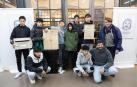 Alumnos de la Fundación El Castillo participantes en el proyecto Biblioteca de Semillas, junto a su profesor Abel del Rey -agachado a la derecha- y al hortelano tudelano Alfredo Montes -a la izda.-.