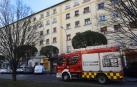 Un camión de bomberos del parque de Trinitarios durante la actuación en la calle Monasterio de Irache, en Pamplona