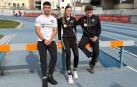 Los atletas Tristán Cárdenas y Andrea Arilla, junto al entrenador Ignacio Santamaría, en Larrabide