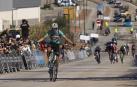 Diego Uriarte celebra su victoria en la cuarta etapa de la Vuelta a Andalucía.