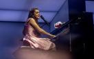 Amaia tocando el piano, en su concierto en el Movistar Arena