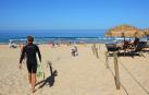 Un surfista accede a la playa de Les Bourdaines, una de las cuatro de Seignosse