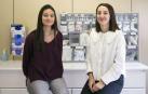 De izda. a dcha., Maite Larriqueta y Nerea Lakuntza, en la Facultad de Ciencias de la Salud de la UPNA
