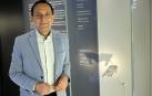 Javier Velaza, junto a la mano de Irulegi, en la Sala de Prehistoria del Museo de Navarra