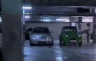 Vídeo del momento en el que una persona golpea un coche aparcado en un parking subterráneo de Pamplona y es detenida por agentes de la Policía Municipal.