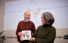 Alfredo Hoyuelos y Clara Eslava, en Katakrak con el libro
