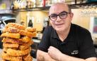 El cocinero tudelano Eloy Medina, con una bandeja de los torreznos que sirve en el bar de la estación de servicio San Rafael de la ciudad