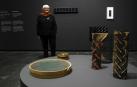 La artista Mertxe Sueskun ayer junto a las obras Aleteando, Sin título y Arantzak, hechas con hierro y palillos de madera