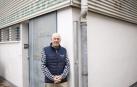 El presidente del C.C.Villavés, Pepe Barruso, en la entrada de la sede que la entidad ocupa en Villava