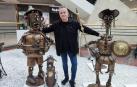 Miguel Herreras junto a las figuras de don Quijote y Sancho Panza creadas poor él a partir de chatarra reciclada