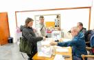 Una vecina vota en los presupuestos participativos de Salazar