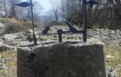 Imágenes de las cruces vandalizadas del camino de subida al Santuario de San Miguel de Aralar