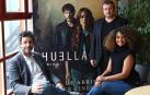 Manuel Ríos (izquierda), con Fernando Cayo y Mariel Martínez, este jueves en los cines Golem Baiona ante el cartel de la película con Blanca Suárez y Daniel Grao