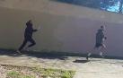 Dos jóvenes armados con un cuchillo y una botella rota persiguen a otro durante una reyerta en Echavacoiz