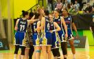 Las jugadoras del Osés Construcción forman una piña antes de comenzar el partido