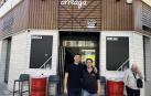 Santi Calero (izquierda) y Javier Garde en la puerta del Orreaga
