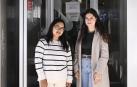 Xiomara Montenegro (izquierda) y Claudia García en la puerta de entrada al servicio navarro de empleo en Paulino Caballero