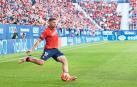 Jesús Areso centra un balón al área en el último partido en casa contra el Sevilla /