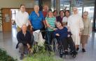 Voluntarios, corporativos y plantilla de la residencia de Aoiz, junto a algunos mayores de movilidad reducida, pasado el apagón