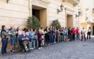 Concentración que los representantes de los colectivos animalistas realizaron en la puerta de la Casa Consistorial de Tudela