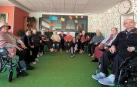 Algunas de las personas mayores de la residencia de Funes durante la actividad que desarrollaron las profesionales a raíz del apagón para “crear un puente con el pasado”