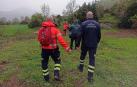 Momento en el que los bomberos localizan a la persona que se había extraviado en el valle de Arce