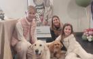 Elizabeth Francés, técnica en terapia asistida con animales, muestra sus perros a dos niñas en Baluarte.