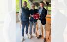 David Yarnoz, en el centro, en el momento de recibir la placa con las dos estrellas Michelin