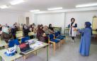 La matrona Isabel Ruiz Medrano se dirige a las mujeres asistentes, junto a la traductora, durante la charla en Fitero