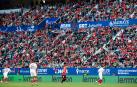 Imagen de la grada de El Sadar, con Aimar Oroz sobre el césped, durante el Osasuna-Sevilla.