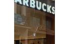 El cristal de Starbucks, tras ser vandalizado