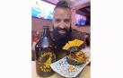 El youtuber gastronómico Joe Burger, con la hamburguesa premiada de La Growlería
