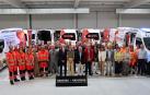 Autoridades, trabajadores y parlamentarios durante la inauguración de la empresa pública de ambulancias BIDEAN