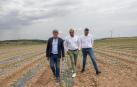 De izquierda a derecha: Alberto Núñez Feijóo, Diego Orta Serrano (FHF) y Javier García Jiménez, en los campos que la empresa FHF tiene en Ablitas