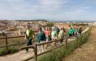 Varios de los voluntarios participantes en la iniciativa 'Memorias del Castillo' pasean por la senda acotada en una de las laderas del Cerro de Santa Bárbara de Tudela