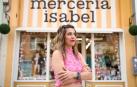 Elena Gheorghica Chitoroaga delante de su Mercería Isabel, ubicada en el número 28 de la avenida Marcelo Celayeta