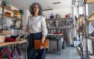 Marta Bondesio Chueca posa con uno de sus bolsos en su taller de confección en Buñuel