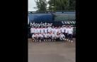 El staff de Movistar Team, con el pañuelo rojo al cuello