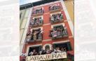 En Sanfermines la música siempre está presente y lo hace desde cualquier rincón de la ciudad. Este martes 8 de julio, los miembros de la agrupación musical de la Cofradía de San Saturnino se han asomado a los balcones de un edificio de esta céntrica calle para interpretar varias canciones entre los aplausos de la gente que paseaba por debajo